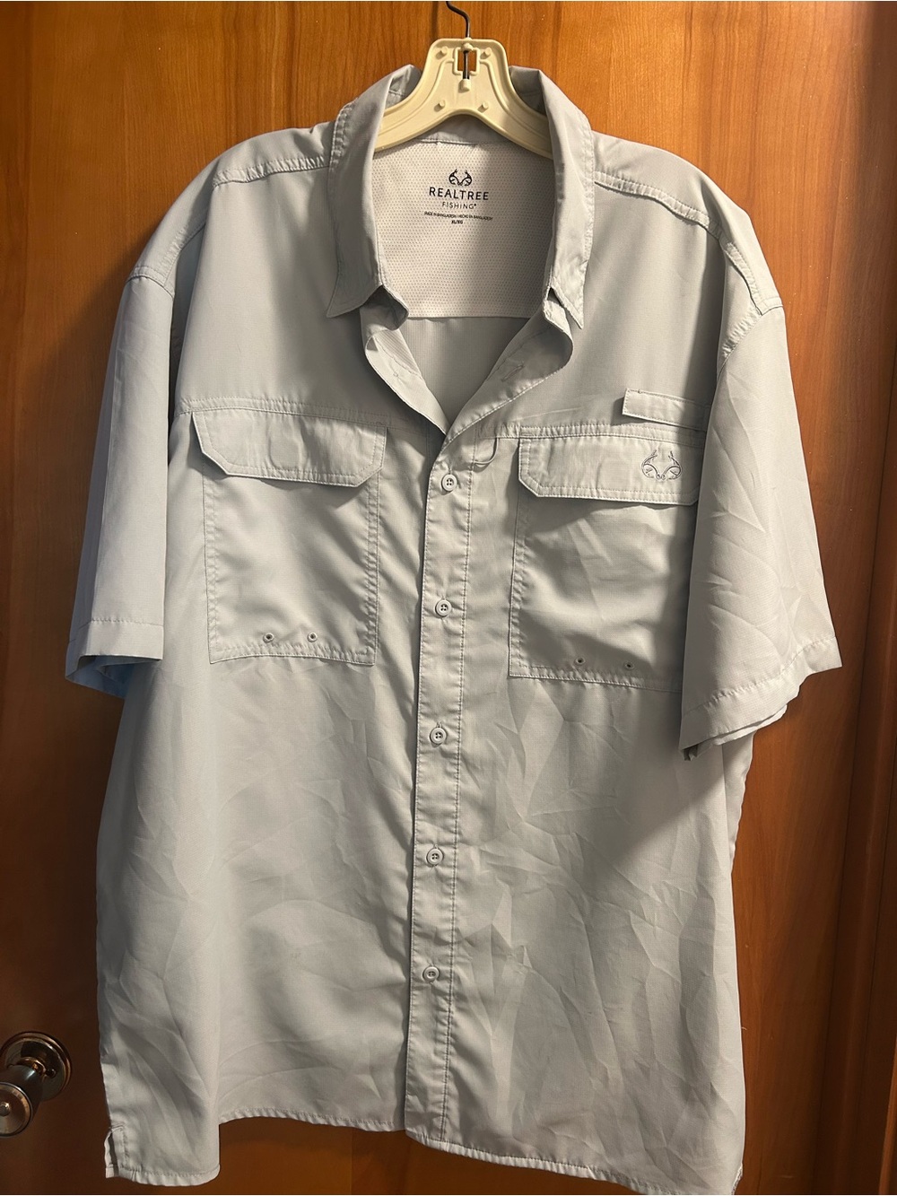 Realtree Fishing Men's Short-Sleeve Button-Down Shirt in Light Bluy
